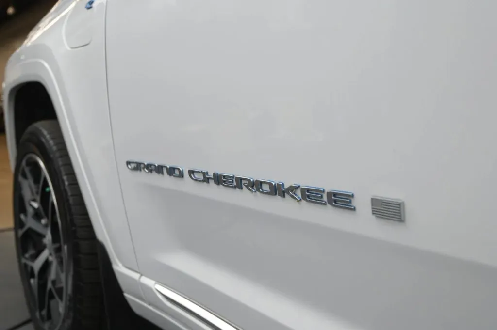 Jeep Grand Cherokee photo 17