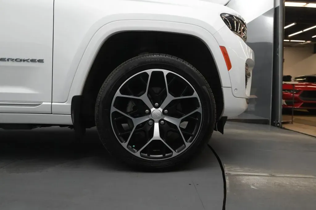 Jeep Grand Cherokee photo 22