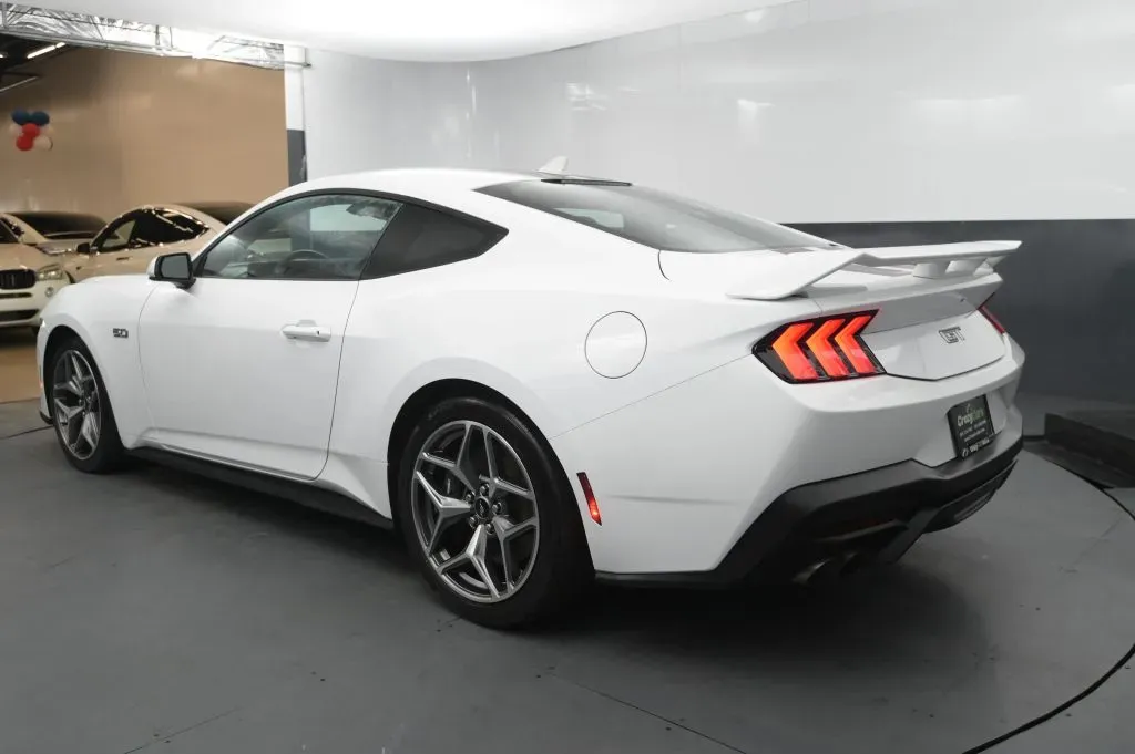 Ford Mustang photo 3