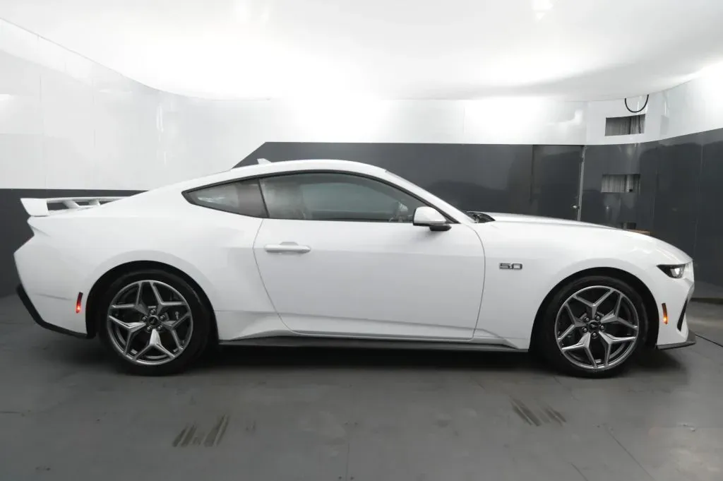 Ford Mustang photo 6