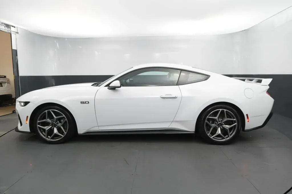 Ford Mustang photo 2
