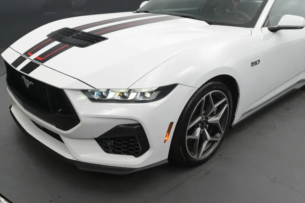 Ford Mustang photo 9