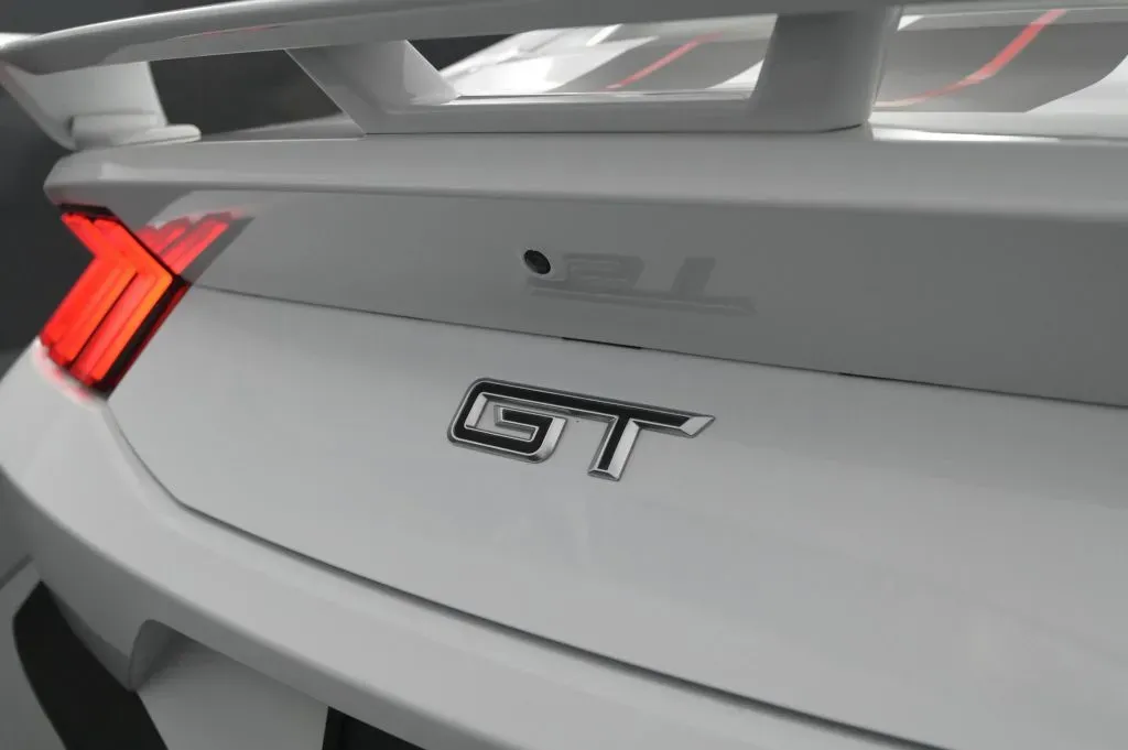 Ford Mustang photo 18