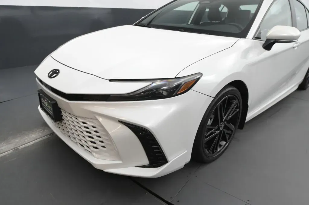 Toyota Camry photo 9