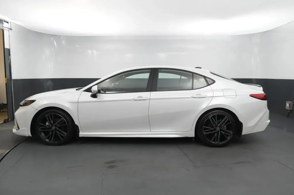 Toyota Camry photo 2
