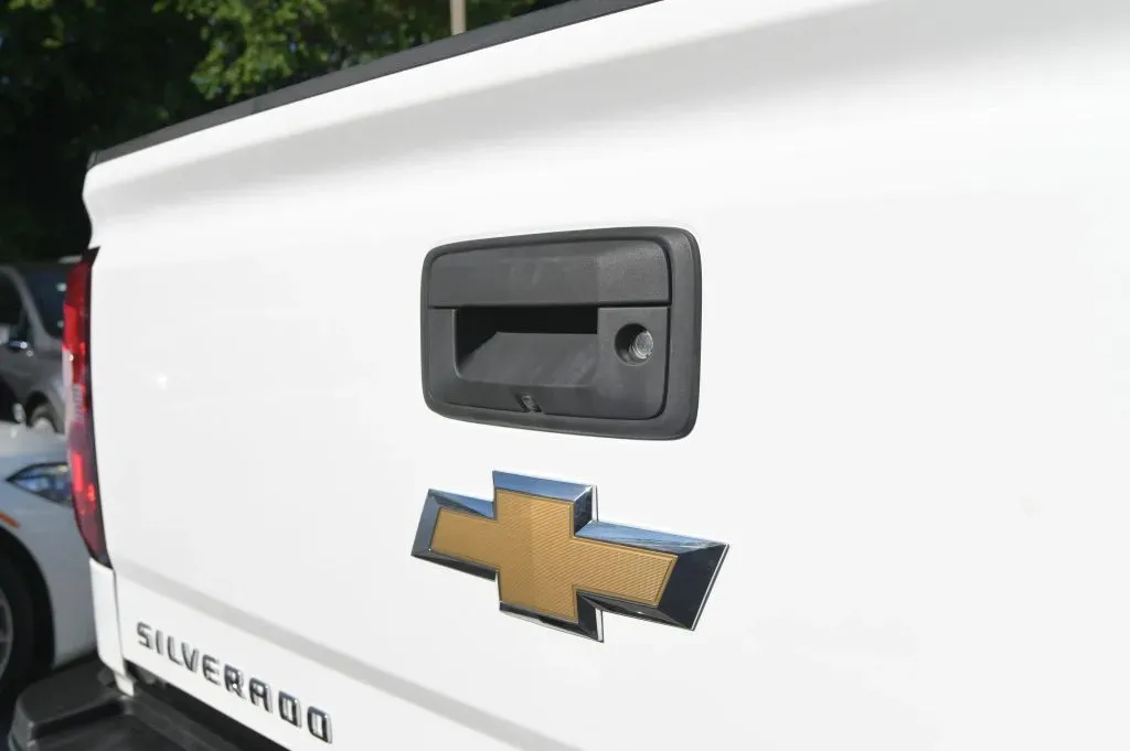 Chevrolet 3500HD photo 22