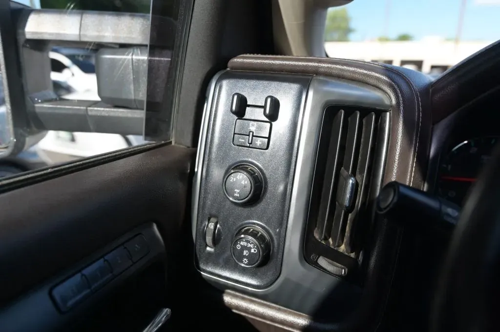 Chevrolet 3500HD photo 28