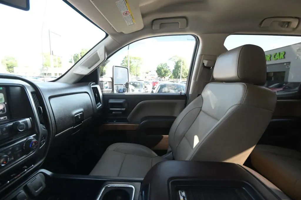 Chevrolet 3500HD photo 36