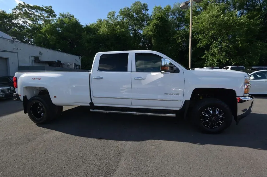 Chevrolet 3500HD photo 7