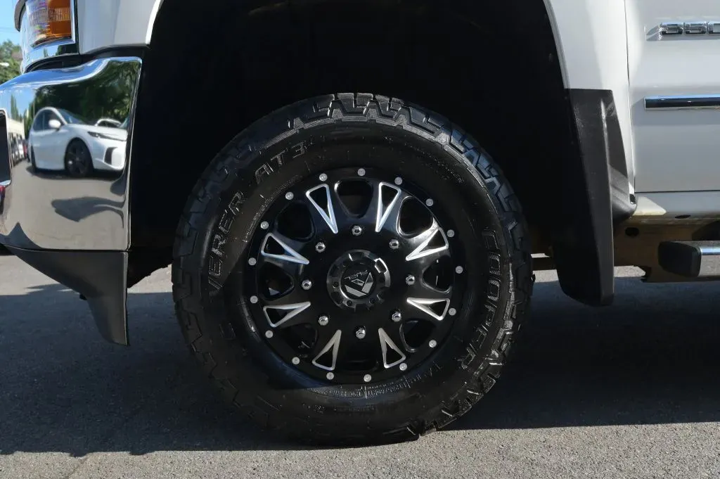 Chevrolet 3500HD photo 12