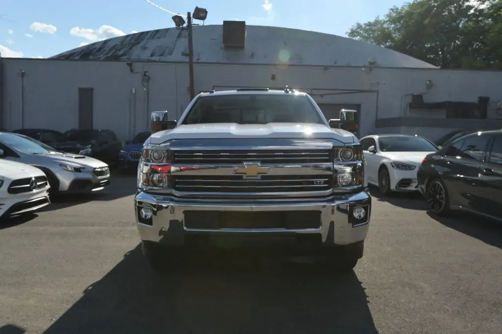 Chevrolet 3500HD photo 2