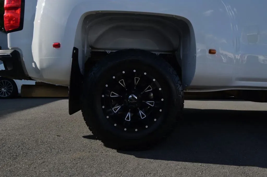 Chevrolet 3500HD photo 24