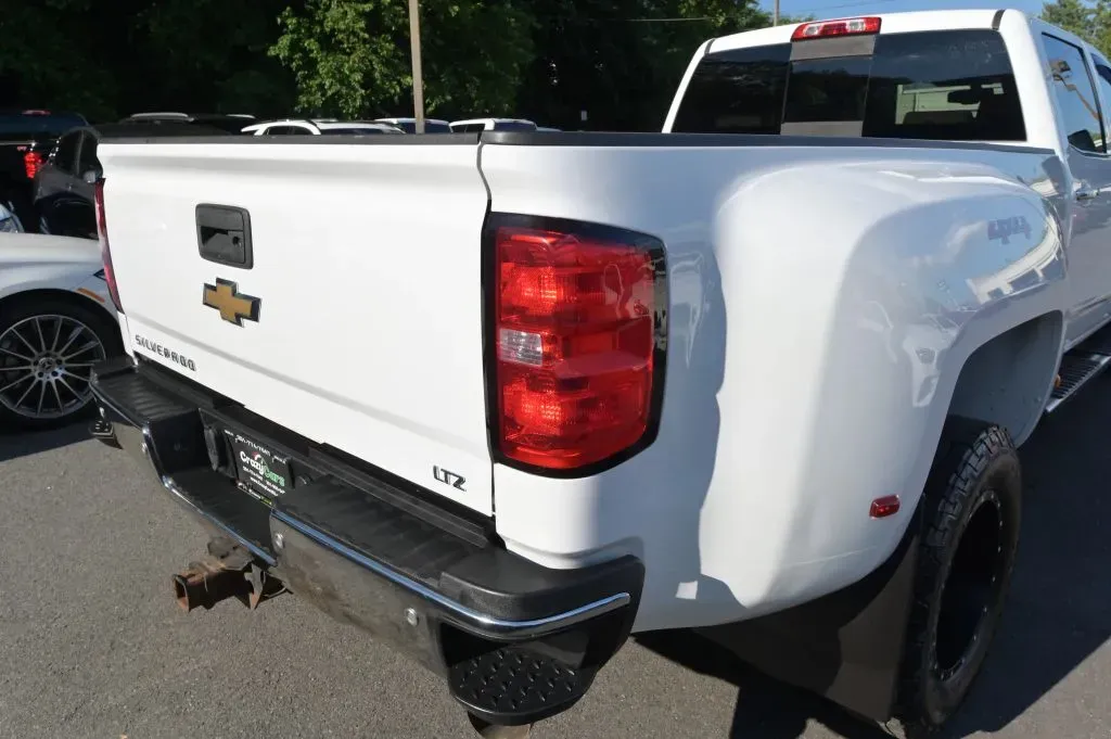 Chevrolet 3500HD photo 23