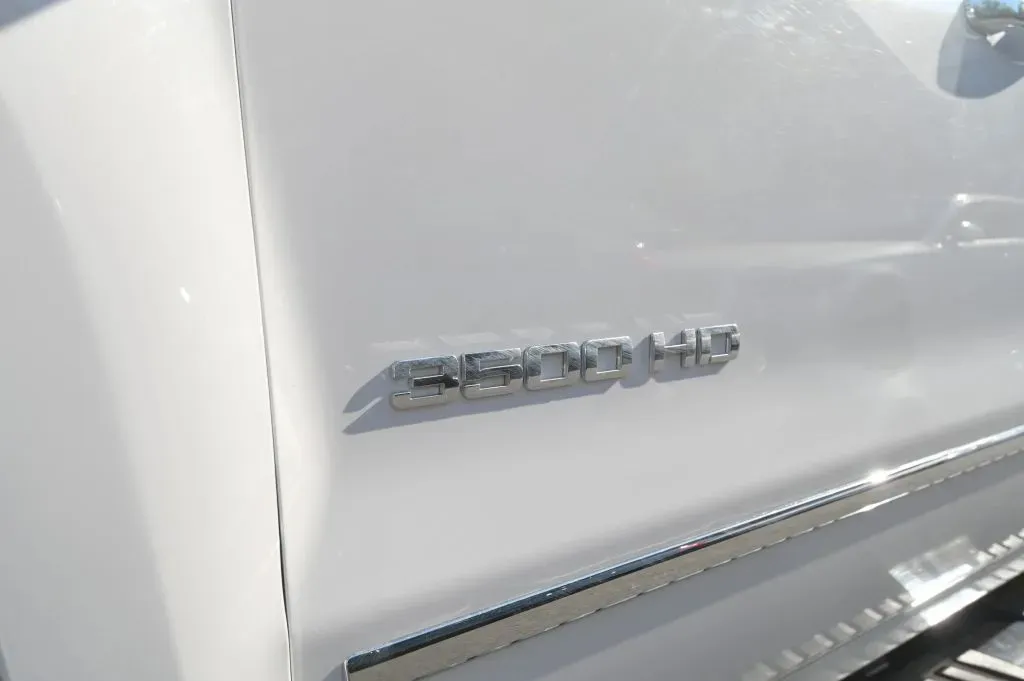 Chevrolet 3500HD photo 13