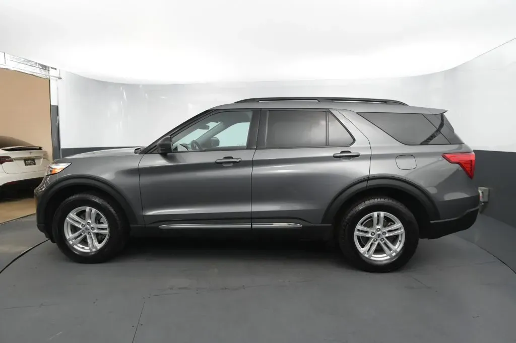 Ford Explorer photo 2