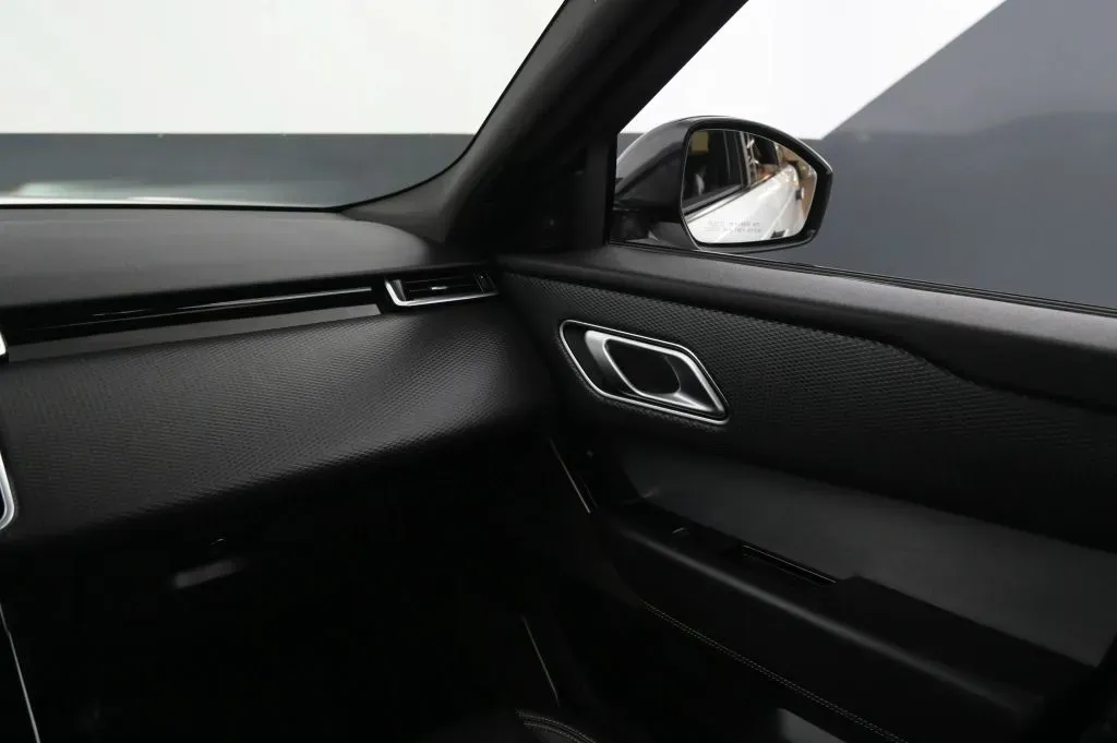 Land Rover Range Rover Velar photo 35