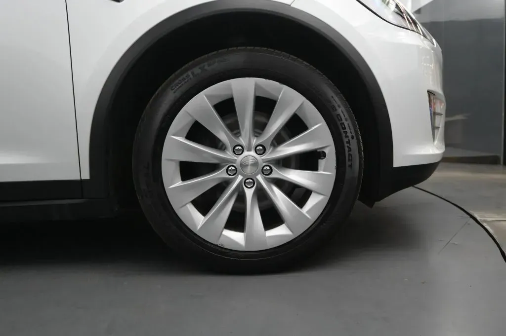 Tesla Model X photo 47