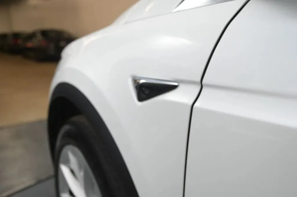 Tesla Model X photo 11