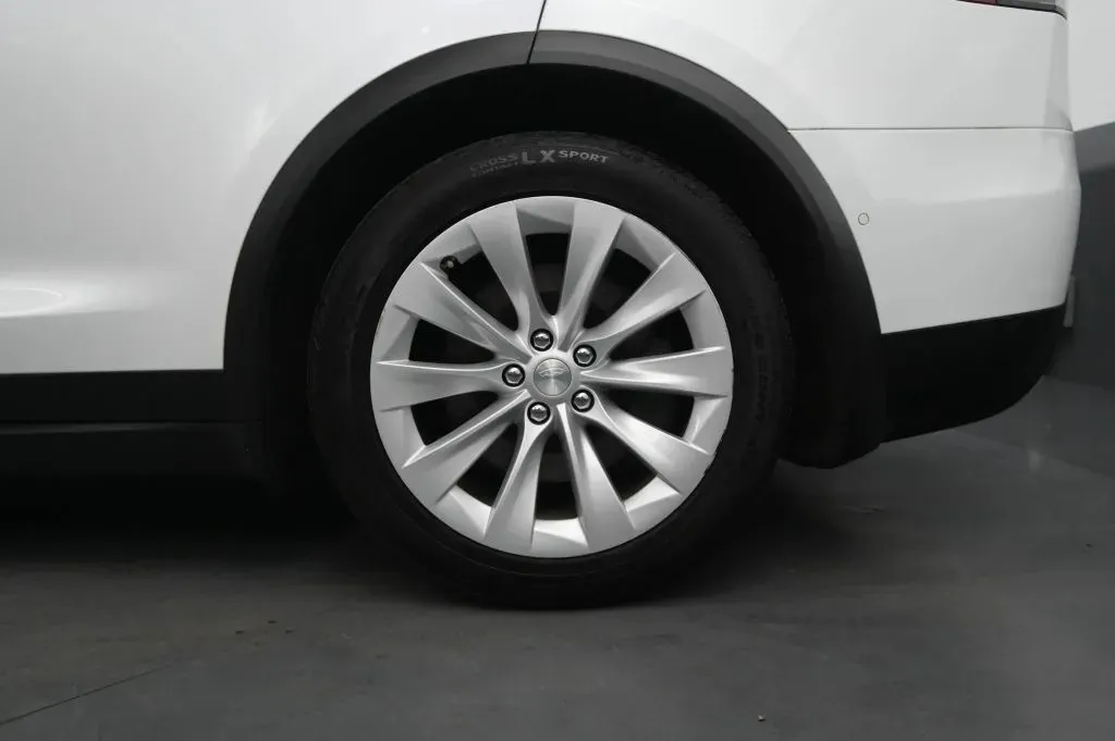 Tesla Model X photo 14