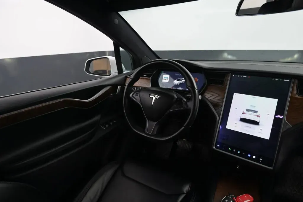 Tesla Model X photo 28