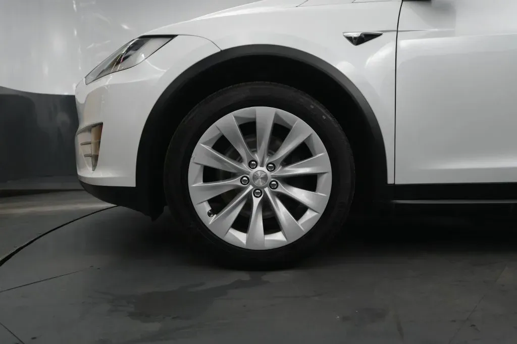 Tesla Model X photo 10