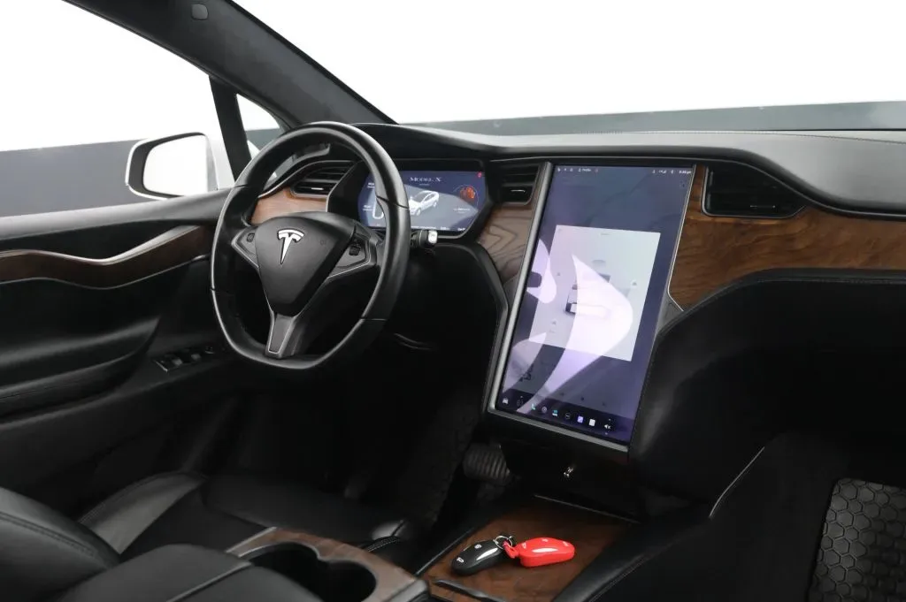 Tesla Model X photo 45
