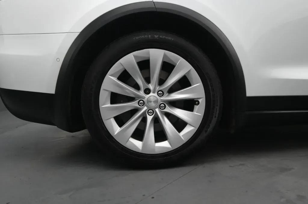 Tesla Model X photo 42