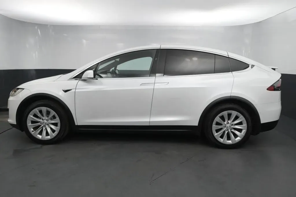 Tesla Model X photo 2