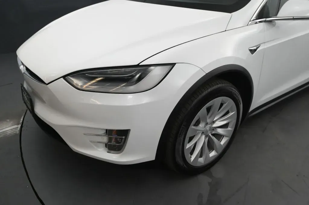 Tesla Model X photo 9