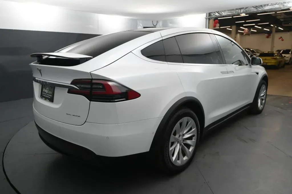 Tesla Model X photo 5