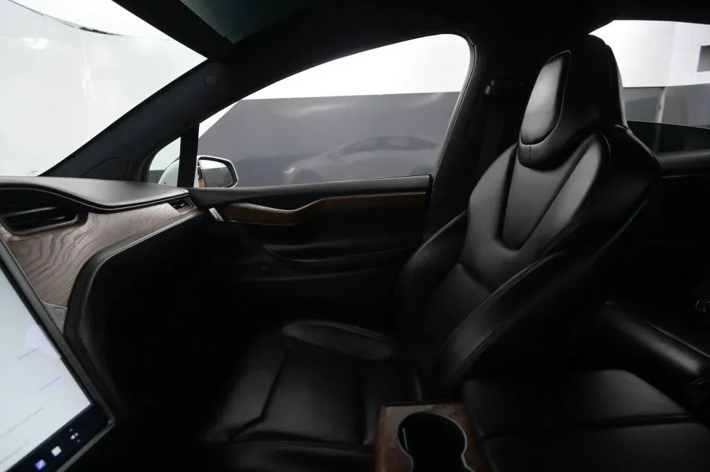 Tesla Model X photo 26
