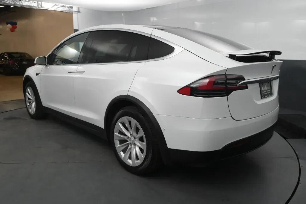 Tesla Model X photo 3