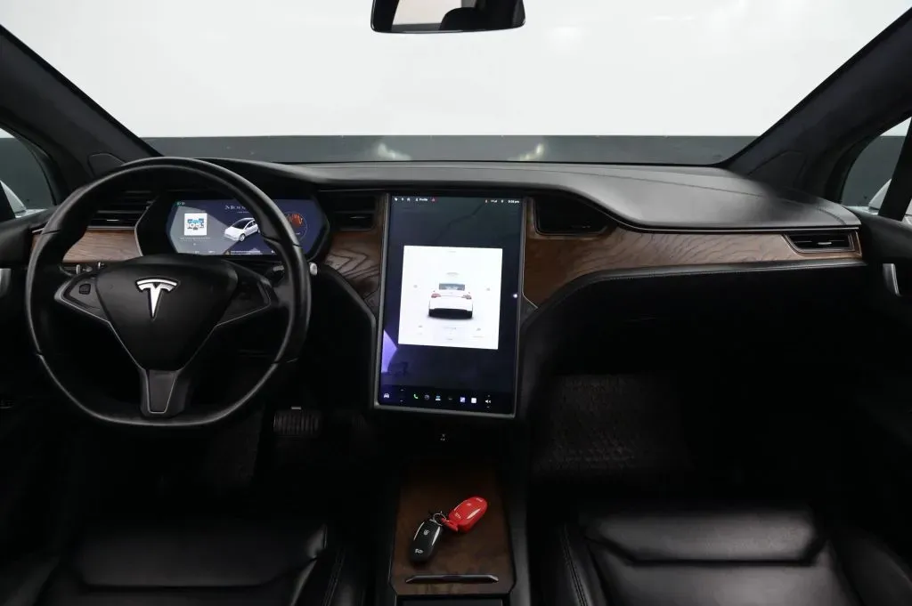 Tesla Model X photo 30