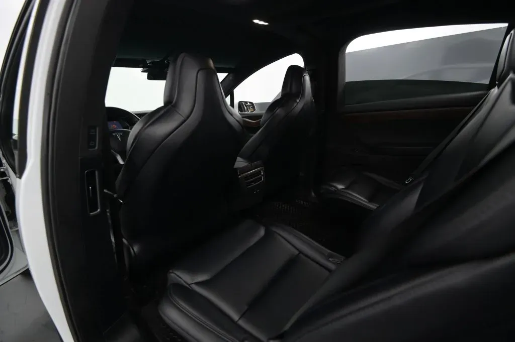 Tesla Model X photo 40