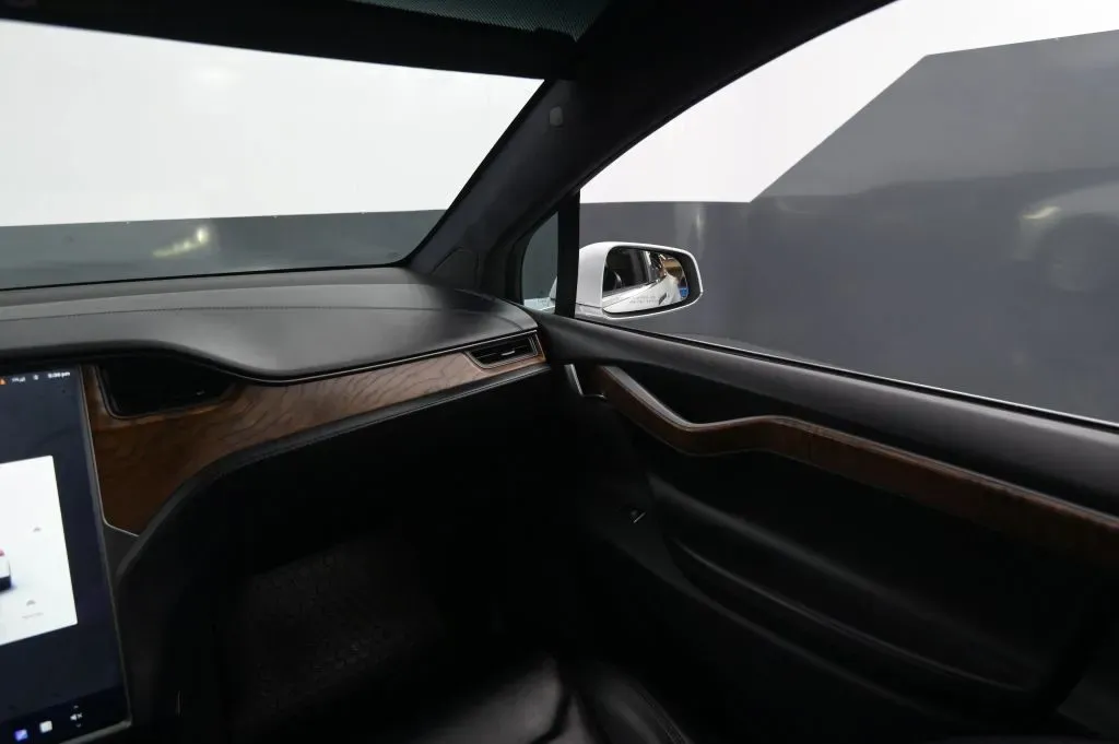 Tesla Model X photo 25