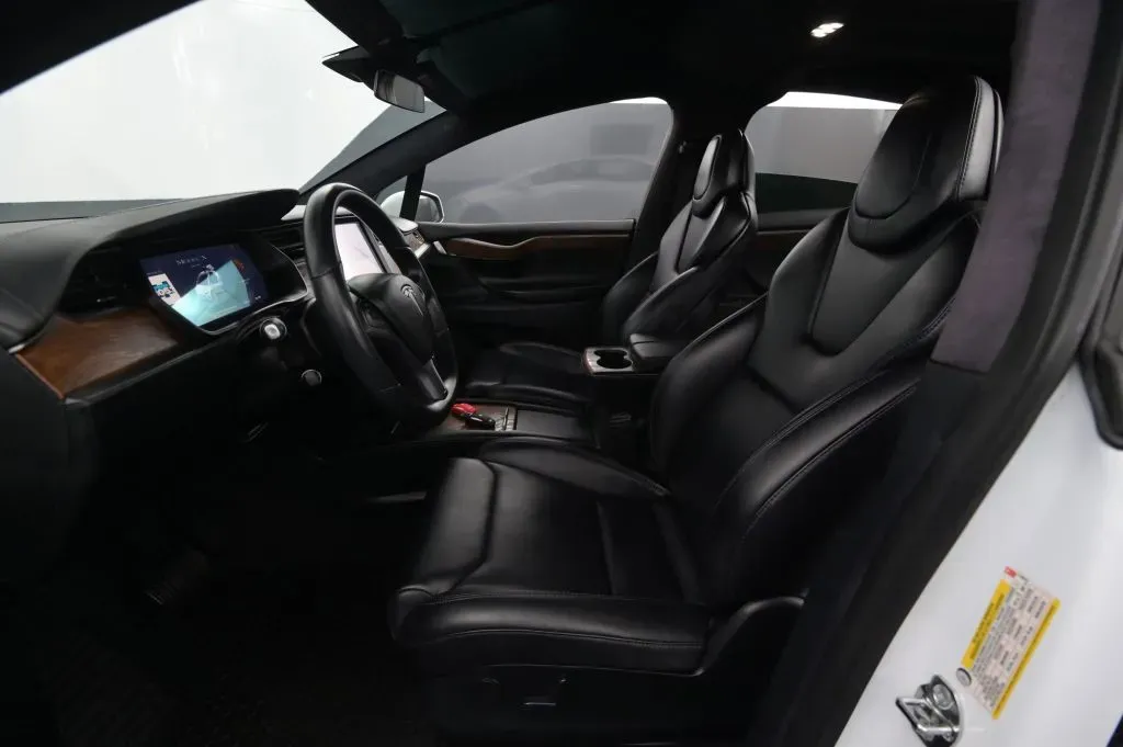 Tesla Model X photo 34