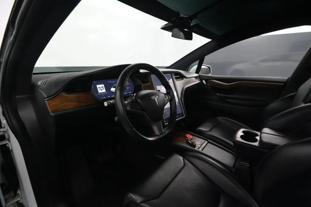 Tesla Model X photo 36