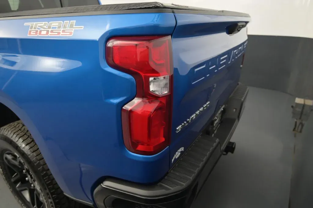 Chevrolet Silverado photo 16