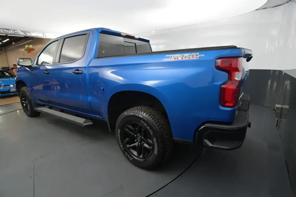 Chevrolet Silverado photo 3