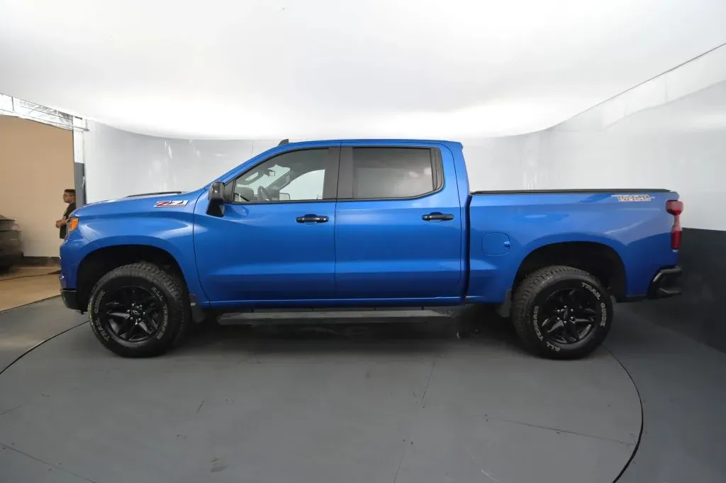 Chevrolet Silverado photo 2