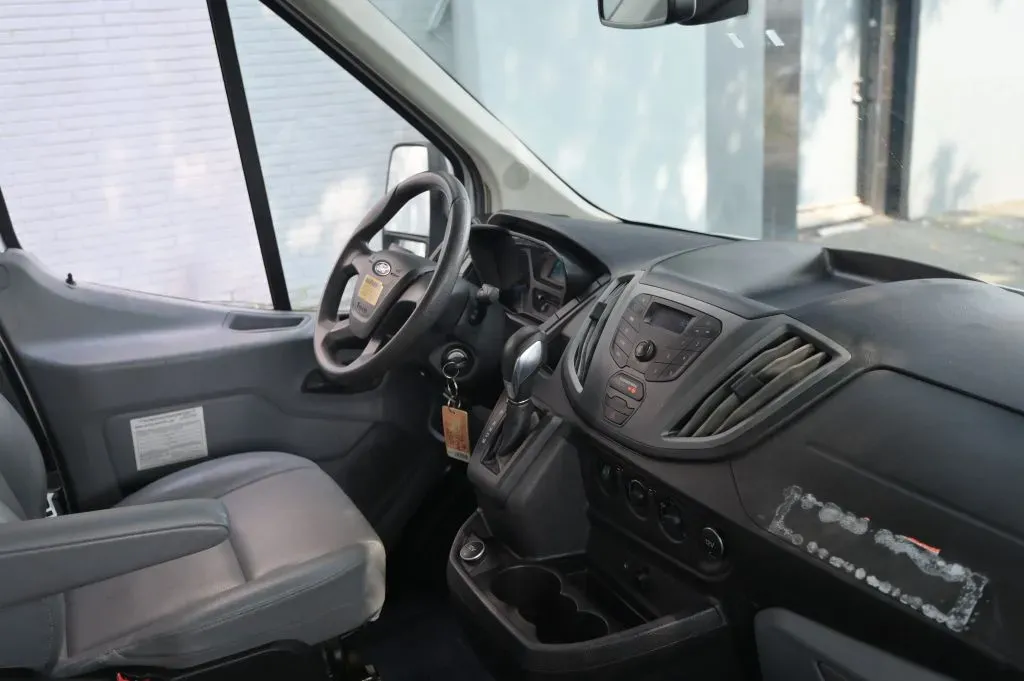 Ford Transit photo 39