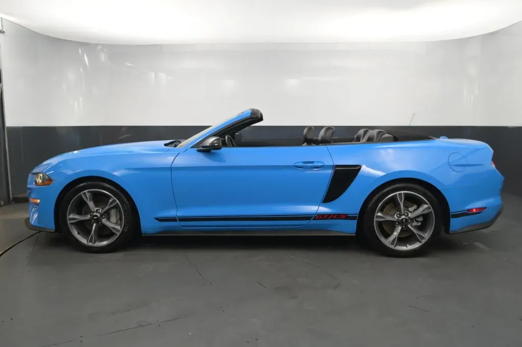 Ford Mustang photo 2