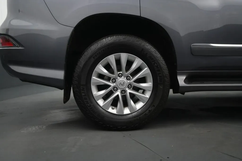 Lexus GX photo 17