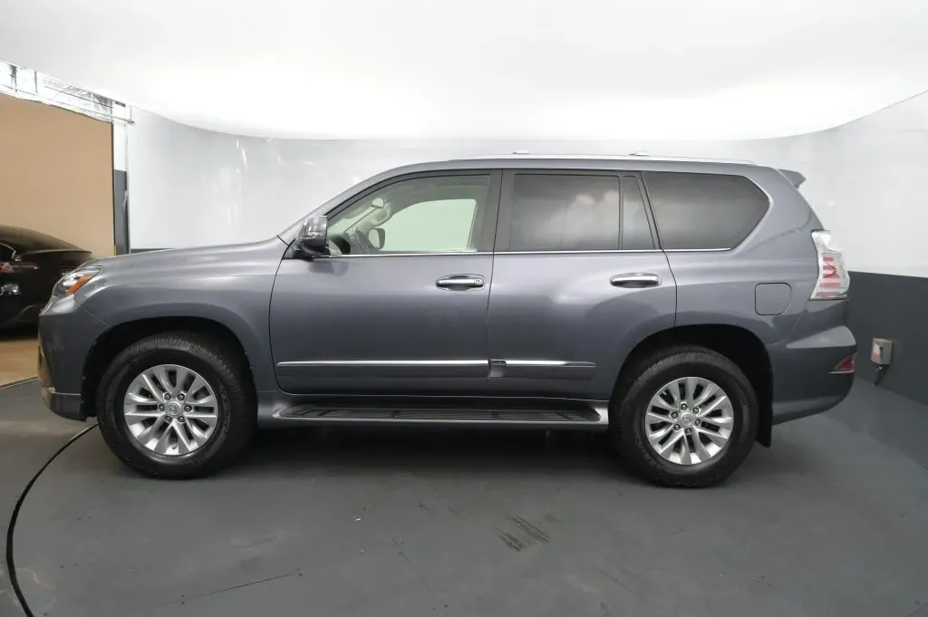 Lexus GX photo 2
