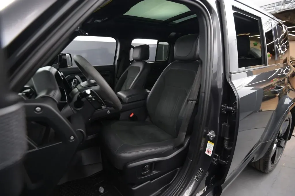 Land Rover Defender photo 44