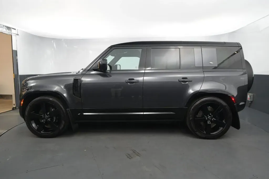 Land Rover Defender photo 2