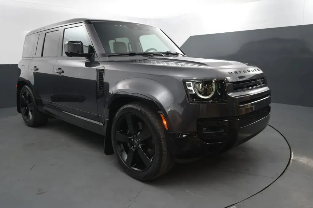 Land Rover Defender photo 7