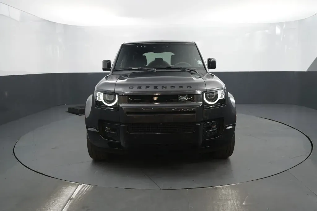 Land Rover Defender photo 8