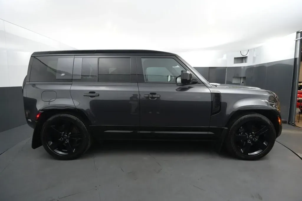 Land Rover Defender photo 6