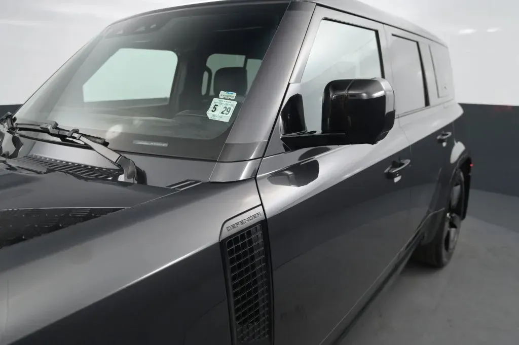 Land Rover Defender photo 11